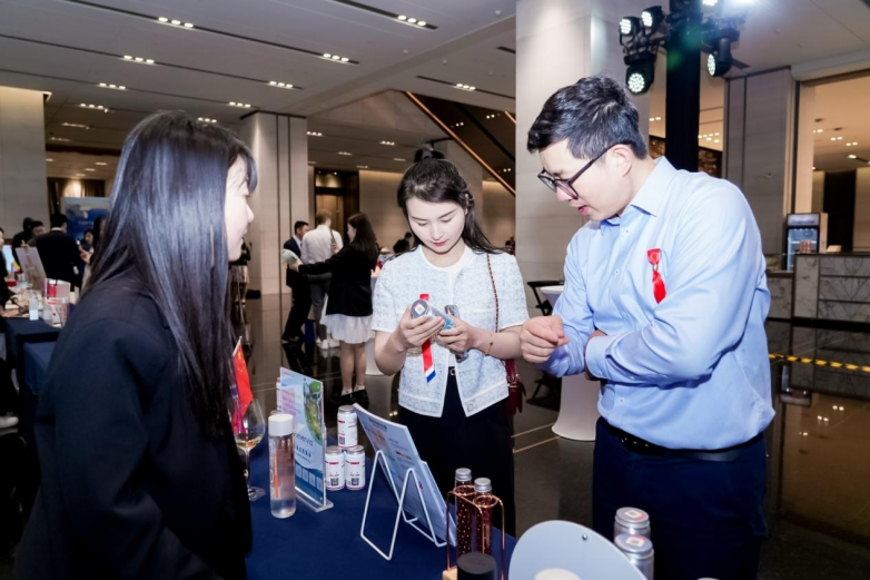 亮相上海挪威国庆日晚宴创新科技赋能宠物健康新未来AG真人登录入口挪威高端宠物营养品牌VCare(图2)